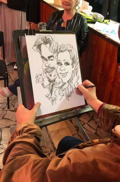 Ručne kreslená karikatúra jednej tváre z akcie v Bratislave.