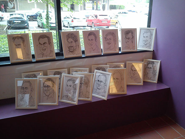 Ručne kreslené karikatúry v elegantných rámoch, vtipná dekorácia a pamiatka od karikaturistu Janka Toraka.