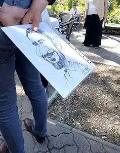 Farebná dvojkarikatúra usmiateho muža a ženy z akcie, zachytená s nadsadenými črtami tváre a veselým výrazom.