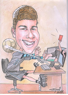 Karikatúra unaveného chlapca s kávou, ktorý neskoro v noci pracuje na notebooku.“