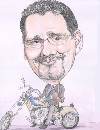 Vtipná farebná karikatúra šéfa ako oslávenca na motorke, ktorý v ruke hrdo drží zlaté žezlo.