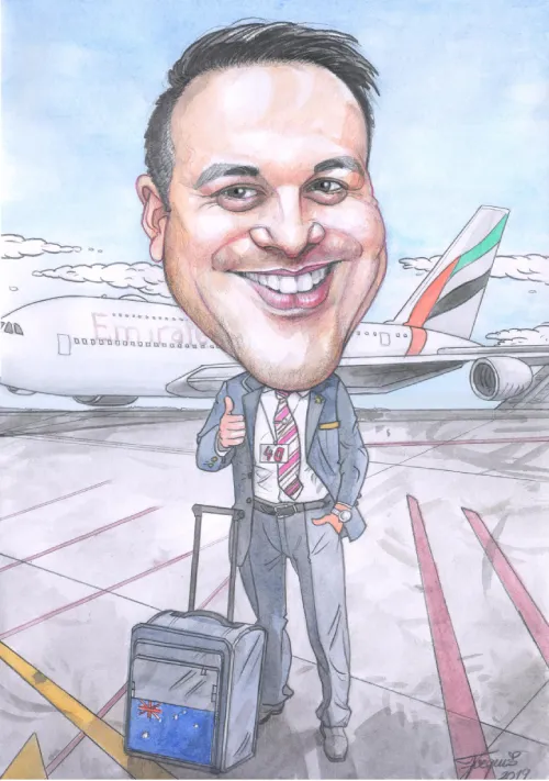 Vtipná farebná karikatúra pilota lietadla stojaceho na letisku ako darček k päťdesiatke z fotky.